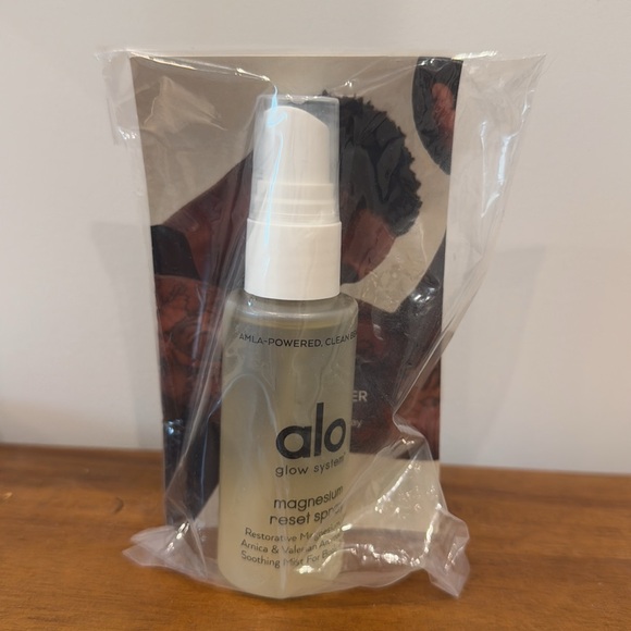 *New W/ Tag* Alo Accolade Sweatpant - White (M) - Picture 4 of 4